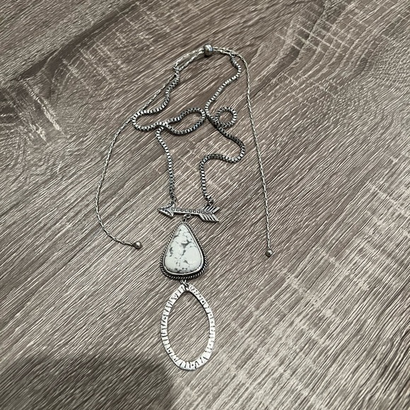 Costume Jewelry Necklace - Picture 1 of 1